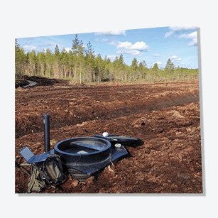 Virtaaman säännöstelyä V-patomittauksella turvetuotantoalueella.